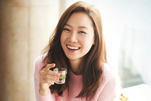 ドラマ『主君の太陽』で人気を得た女優のコン・ヒョジンが、焼酎ブランド「チャミスル」の広告モデルに抜擢され話題だ。写真＝ハイト真露