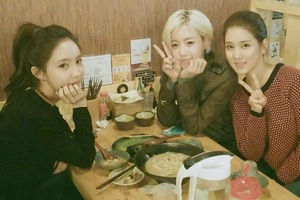 ガールズグループ「T-ARA」のヒョミンが楽しい会食の様子を自身のツイッターで公開した。写真＝ヒョミンのツイッターより