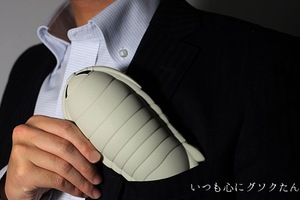 深海のキモカワアイドルとしてネット住民の熱い注目を集めている「ダイオウグソクムシ」をかたどったiPhoneケースが登場した。