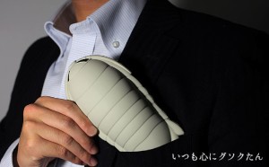 深海のキモカワアイドルとしてネット住民の熱い注目を集めている「ダイオウグソクムシ」をかたどったiPhoneケースが登場した。