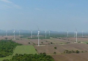 三井物産が出資するメキシコ合衆国オアハカ州で建設中のサント・ドミンゴ風力発電所の現場写真（三井物産プレスリリースより）