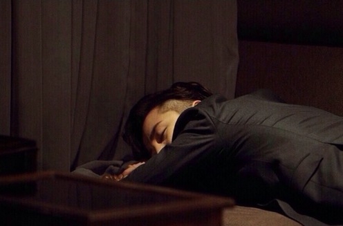 チャン・グンソク＆IUのうたた寝姿がキャッチされ目を引いている。写真=グループエイト