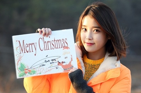 IUとイ・ジャンが視聴者にクリスマスメッセージを伝えた。写真＝グループエイト