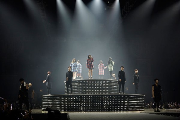 f(x)とEXOが、スペシャルジョイントコンサートを通じて、ファンに忘れられないクリスマスの思い出をプレゼントした。写真＝SMエンターテインメント