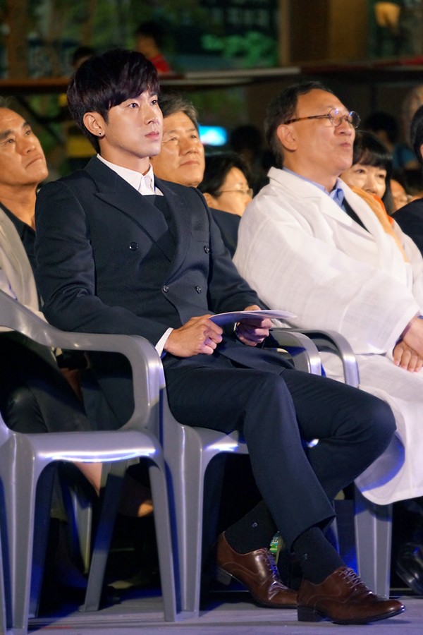 東方神起ユンホのデビュー10周年を迎え、彼のファンたちが海外寄付に乗り出した。写真＝ワールドシェア