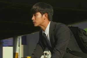 SBS水木ドラマ『星から来たあなた』に出演中のキム・スヒョンの“自転車スーツスタイル”が話題だ。写真＝SBS水木ドラマ『星から来たあなた』キャプチャ