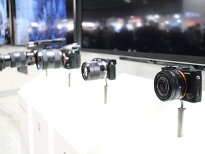 携帯電話機やスマートフォンの登場とカメラ機能の進歩によって、デジタルカメラ市場は大きなダメージを受けているかもしれない。 携帯電話機やスマートフォンの登場とカメラ機能の進歩によって、デジタルカメラ市場は大きなダメージを受けているかもしれない。