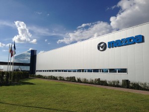 マツダが量産を開始したメキシコ合衆国グアナファト州サラマンカ市に位置する新工場「Mazda de Mexico Vehicle Operation」の外観(写真提供:マツダ) マツダが量産を開始したメキシコ合衆国グアナファト州サラマンカ市に位置する新工場「Mazda de Mexico Vehicle Operation」の外観(写真提供:マツダ)