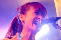 エセ女子高生を擁するミルタン 親戚が観ているライブで脱衣