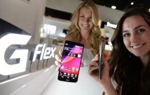 LGエレクトロニクスは7日、今年1~3月中に6インチ曲面型スマートフォン「G Flex」を米国で発売することを明らかにした。 LGエレクトロニクスは7日、今年1~3月中に6インチ曲面型スマートフォン「G Flex」を米国で発売することを明らかにした。