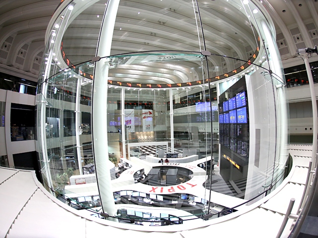 売買代金は13日連続で2兆円を超え、売買高は3日連続で30億株超え商いはにぎわいを取り戻している。