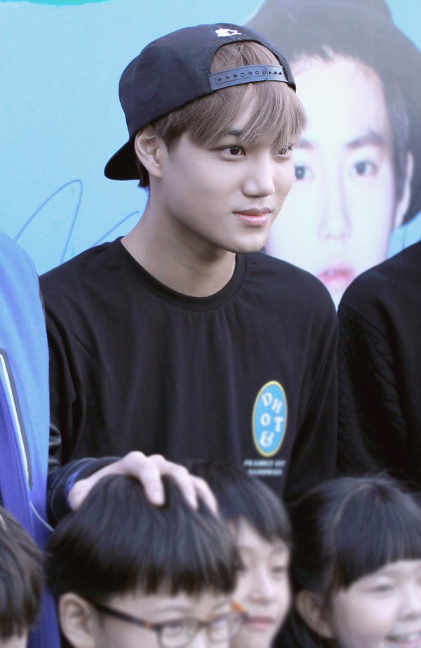 アイドルグループEXO（エクソ）のメンバー、カイの誕生日にファンが世界的な寄付を行った。