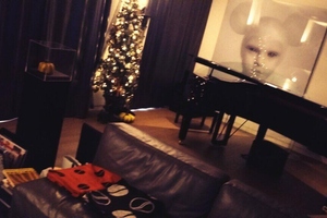 少し季節外れのクリスマスツリーが飾られたジェジュンの部屋。写真＝ジェジュンのツイッターより