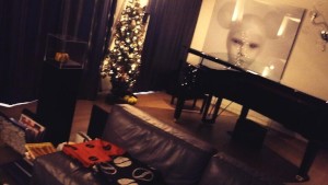 少し季節外れのクリスマスツリーが飾られたジェジュンの部屋。写真＝ジェジュンのツイッターより