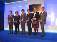 『シーバスリーガル18年ゴールドシグネチャー・アワード2014』発表会に列席した、左から雑誌「ゲーテ」編集長・舘野晴彦氏、作家・村上龍氏、授賞者の小山薫堂氏、同・澤田秀雄氏、シーバスリーガル・マスターブレンダーのコリン・スコット氏、ペルノ・リカール・ジャパン社長ジャン・エチエンヌ グルグ氏。