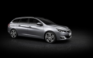 プジョーのCセグメントを担う最多量販車種の308に加わるステーションワゴン「308SW」、今年の秋に日本上陸。 プジョーのCセグメントを担う最多量販車種の308に加わるステーションワゴン「308SW」、今年の秋に日本上陸。