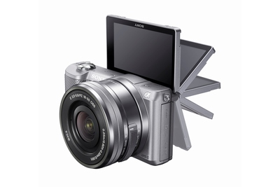 APS-Cサイズのセンサー搭載機では世界最軽量というソニーのレンズ交換式ミラーレス一眼カメラ「α5000」（写真提供：ソニー）