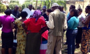 LIXILが公開した現地住民説明会の様子(同社プレスリリースより) LIXILが公開した現地住民説明会の様子(同社プレスリリースより)