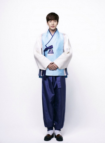 俳優パク・ヘジンが28日、韓服姿で旧正月の挨拶を伝えた。写真＝ダブルユーエムカンパニー