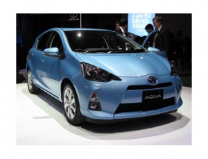 日本市場でトヨタ車を牽引するハイブリッド車(HV)「アクア」。新興国市場に対応するには、HVの現地生産も必須となるだろう。 日本市場でトヨタ車を牽引するハイブリッド車(HV)「アクア」。新興国市場に対応するには、HVの現地生産も必須となるだろう。