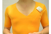 「hitoe」を使用した生体情報計測用ウェアと心拍数・心電波形の計測イメージ（東レ、NTT、NTTドコモのニュースリリースより）