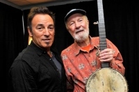 ブルース・スプリングスティーン、南アフリカ公演でピート・シーガーを追悼