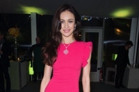 女優のオルガ・キュリレンコが「ブルガリ(BVLGARI)」の最新作コレクションを着用