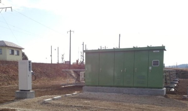 三菱自動車工業とニチコンが公開した農業用充電ステーションの写真