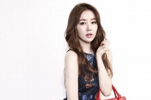 韓国の代表的なファッショニスタで女優のユン・ウネが、グローバルハンドバッグブランド「Samantha Thavasa（サマンサタバサ）」のバッグをデザインして注目を集めている。写真：Samantha Thavasa