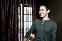 グレン・フィリップス 約2年ぶりの来日が決定、ソロ・アコースティック・ツアーを開催