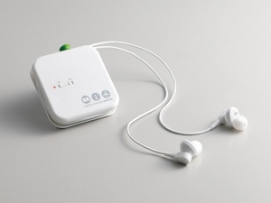 キングジムが2014年3月7日から発売する「デジタル耳せんMM1000」は、周囲の騒音を約90%カットし、人の呼びかけ声などは聞き取ることができる耳せんだ