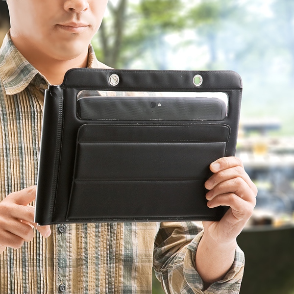 サンワサプライが6日発売した「iPad mini・Nexus7防水ケース（お風呂対応・7インチ汎用・スタンド機能・ストラップ付） 200-PDA126」