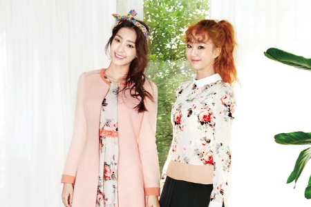 SISTARのヒョリンとボラが、今春のスタイリングを提案し視線を集めている。