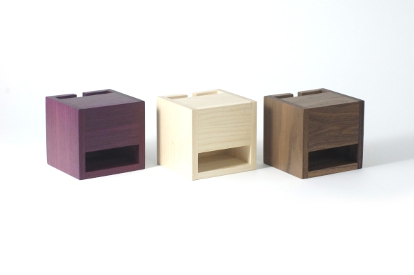 iPhone用の木製スピーカー型スタンド『「NEW FAMILY TREE」NISシリーズ』。電源は不要で、天板の穴にiPhoneを挿すだけで音量が増幅できる。