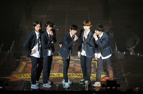 B1A4が韓国で3度目の単独コンサート「THE CLASS」を開催し、困難な環境の中で勉学に励んでいる学生達のために寄付活動を行った。写真＝holoha