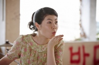 熱い興行の勢いを見せている映画『怪しい彼女』のシム・ウンギョンが名実ともに最年少興行クイーンに躍り出た。