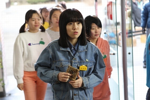 熱い興行の勢いを見せている映画『怪しい彼女』のシム・ウンギョンが名実ともに最年少興行クイーンに躍り出た。