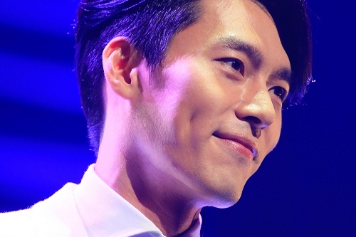 ヒョンビンがパシフィコ横浜国立大ホールでファンミーティング「ヒョンビン・ジャパンプレミアムイベント2014－再会」を開催し、5000人のファンと楽しいひと時を過ごした。