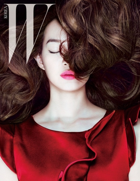 女優シン・ミナがファッション雑誌『Ｗ（ダブリュー）コリア』で2014のトレンドヘアカラーがテーマのグラビアに登場し、注目を集めている。写真=Wコリア