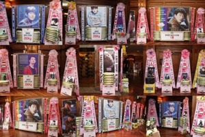 韓国KBS週末ドラマ『本当に良い時代』に出演する2PMのオク・テギョンに、世界各国のファンがドラマの成功を願って大規模な米花輪を贈った。写真提供：ドリーミー