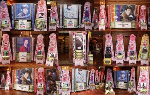 韓国KBS週末ドラマ『本当に良い時代』に出演する2PMのオク・テギョンに、世界各国のファンがドラマの成功を願って大規模な米花輪を贈った。写真提供：ドリーミー