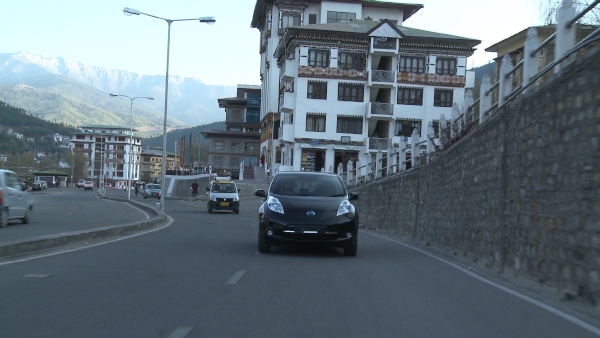 ブータン首都ティンプーを走行する日産自動車のEV「日産リーフ」（写真提供：日産自動車）