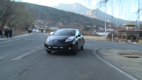 ブータン首都ティンプーを走行する日産自動車のEV「日産リーフ」（写真提供：日産自動車）