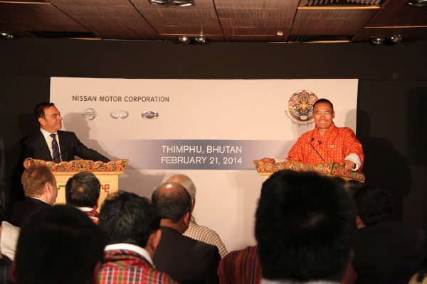 日産自動車のカルロス・ゴーン社長（左）とブータンのトブゲイ首相（右）（写真提供：日産自動車）