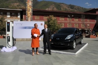 ブータンのトブゲイ首相（左）と日産自動車のカルロス・ゴーン社長（右）（写真提供：日産自動車）