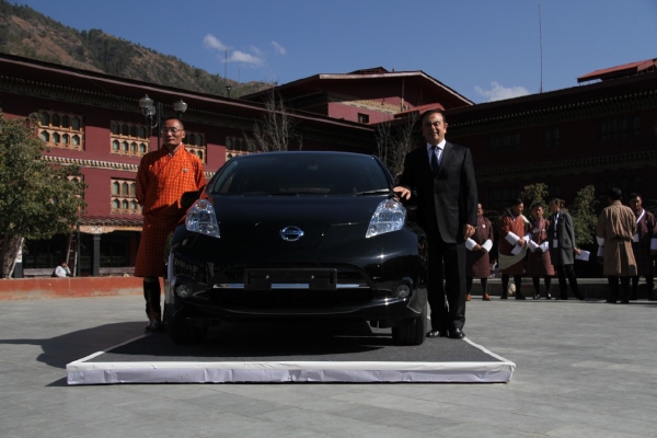 ブータンのトブゲイ首相（左）と日産自動車のカルロス・ゴーン社長（右）（写真提供：日産自動車）