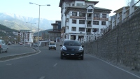 ブータン首都ティンプーを走行する日産自動車のEV「日産リーフ」（写真提供：日産自動車）