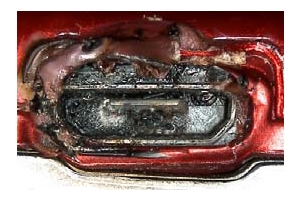 国民生活センターに調査依頼のあった焼損したスマートフォン（国民生活センターの報道発表資料より）