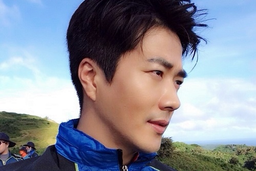 俳優クォン・サンウが、アウトドアブランドの広告撮影現場で健康美あふれる魅力を披露した。写真＝ベルアクターズエンターテインメント