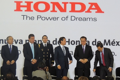 ホンダの岩村哲夫副社長、グアナファト州のミゲル・マルケス・マルケス知事、・メキシコのエンリケ・ペニャ・ニエト大統領、ホンダの伊東孝紳社長、メキシコのイルデフォンソ・グアハルド・ビジャレアル連邦政府経済大臣（写真提供：ホンダ）